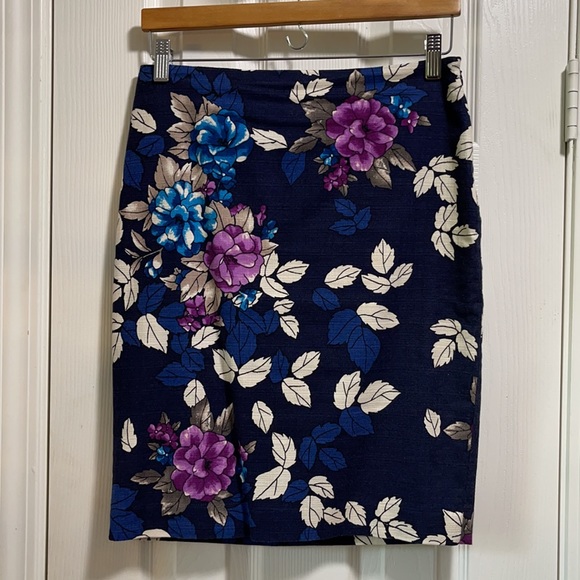 Ann Taylor Skirt, size 6 Petite - Picture 2 of 6